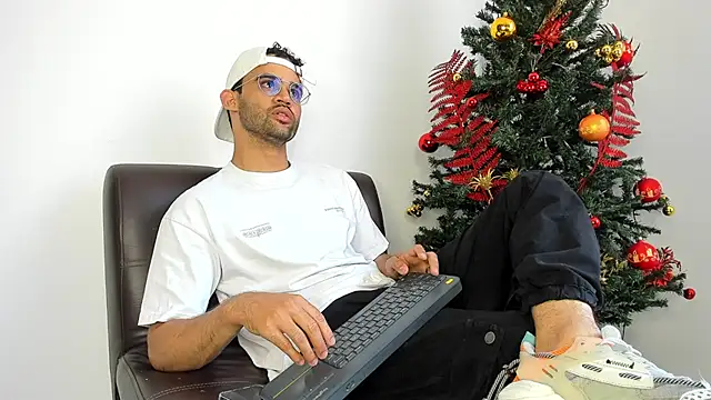 andrewChris  online show from November 2025 07:58:01 PM