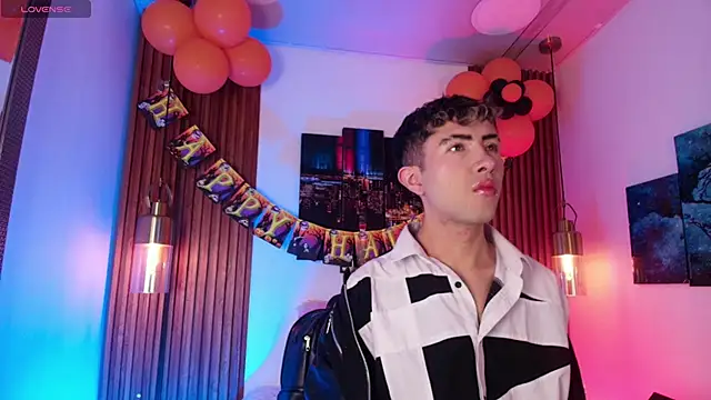 Snapshot of Noah_Xitruxx chatting on October 2025 02:47:01 AM Noah Xitruxx online show from October 2025 02:47:01 AM