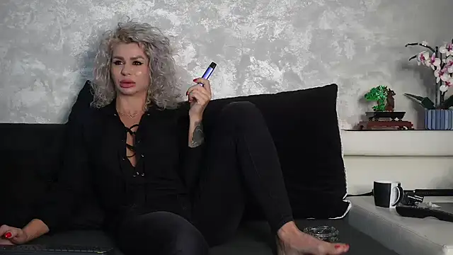 Snapshot of SquirtyFit_Devil chatting on November 2025 09:32:01 AM SquirtyFit Devil online show from November 2025 09:32:01 AM