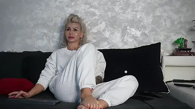 Snapshot of SquirtyFit_Devil chatting on November 2025 09:57:01 AM SquirtyFit Devil online show from November 2025 09:57:01 AM