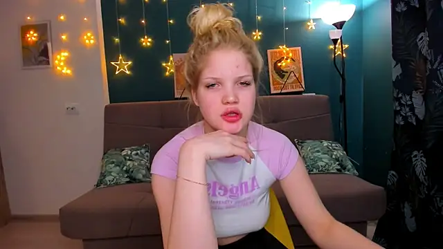 Snapshot of Xloe_Queen chatting on January 2025 11:13:01 AM Xloe Queen online show from January 2025 11:13:01 AM