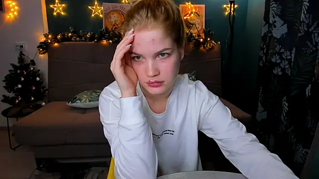 Snapshot of Xloe_Queen chatting on December 2024 06:33:01 PM Xloe Queen online show from December 2024 06:33:01 PM