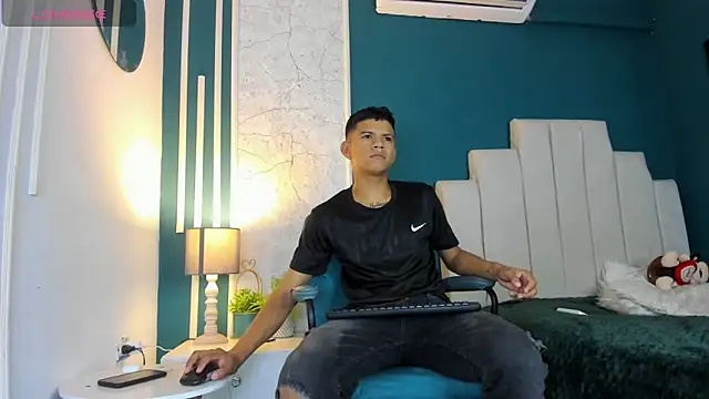 Snapshot of Jeffry_wolvess chatting on February 2025 12:34:01 PM Jeffry wolvess online show from February 2025 12:34:01 PM