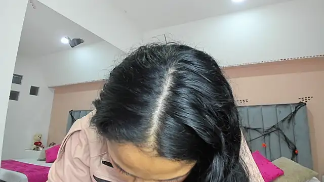 Giselle Roldan online show from October 2025 04:00:02 AM