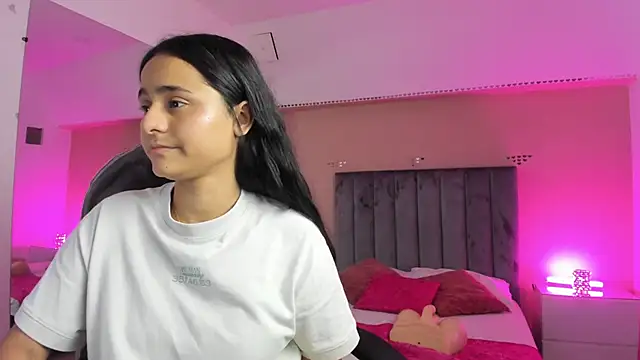 Giselle Roldan online show from April 2026 02:46:02 PM