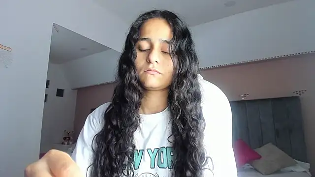 Giselle Roldan online show from September 2025 04:08:01 AM