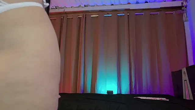 Snapshot of Little_maeve chatting on November 2025 12:05:01 AM Little maeve online show from November 2025 12:05:01 AM