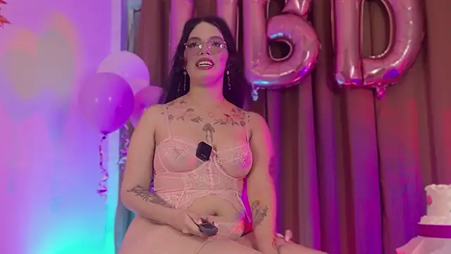 Snapshot of Little_maeve chatting on November 2025 12:58:02 AM Little maeve online show from November 2025 12:58:02 AM