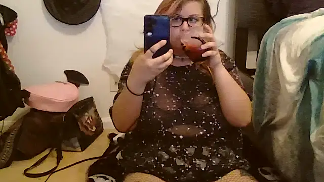 Snapshot of HoneyBear19 chatting on October 2025 06:10:01 PM HoneyBear19 online show from October 2025 06:10:01 PM