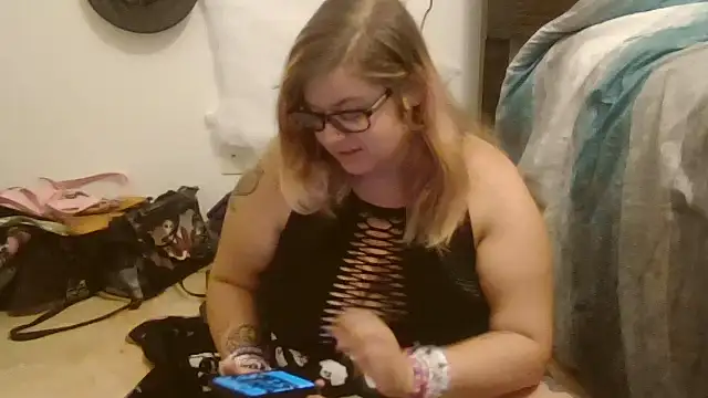 Snapshot of HoneyBear19 chatting on October 2025 07:09:02 AM HoneyBear19 online show from October 2025 07:09:02 AM