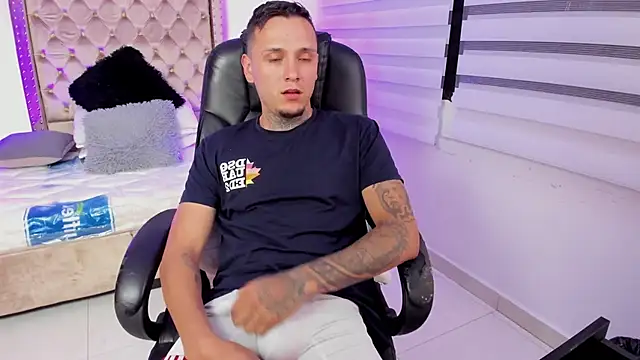 Snapshot of dann_torres chatting on December 2024 04:04:01 AM dann torres online show from December 2024 04:04:01 AM