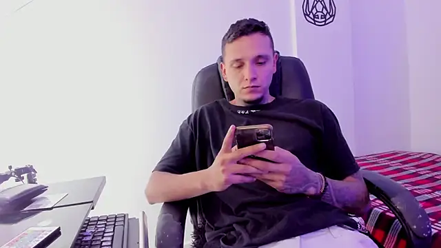 Snapshot of dann_torres chatting on December 2024 03:30:02 AM dann torres online show from December 2024 03:30:02 AM