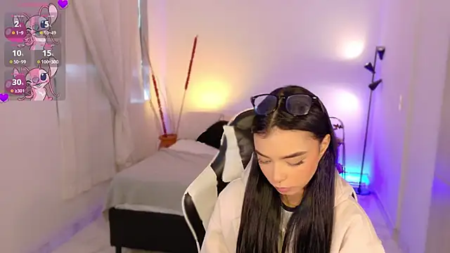 Snapshot of AnabelWolf chatting on October 2025 04:30:02 PM AnabelWolf online show from October 2025 04:30:02 PM