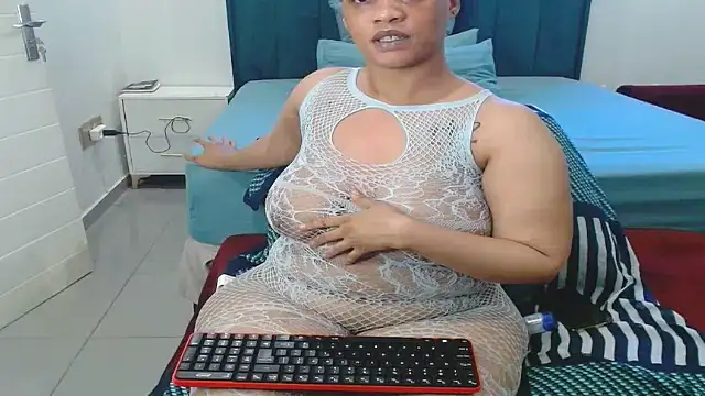 Snapshot of LolaTwerksXX chatting on July 2026 12:33:01 PM LolaTwerksXX online show from July 2026 12:33:01 PM