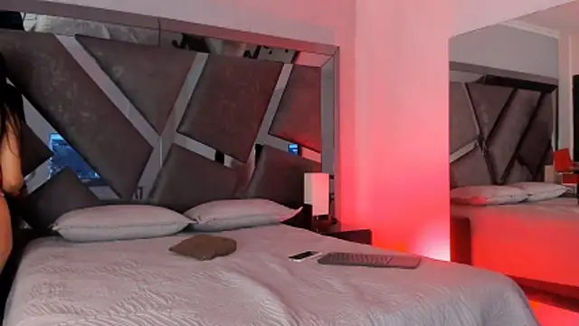 Snapshot of Radiant_Naomi chatting on June 2026 11:22:02 AM Radiant Naomi online show from June 2026 11:22:02 AM