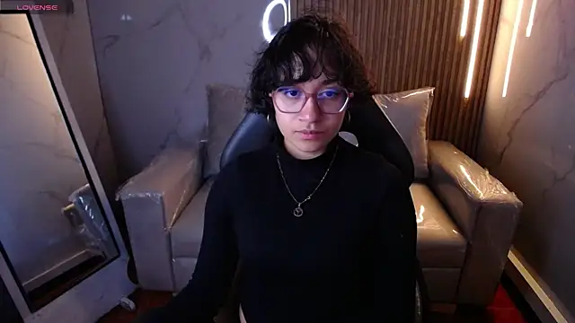 Lili Gomez  online show from November 2025 01:26:01 PM