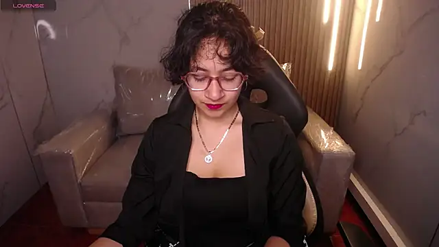 Lili Gomez  online show from November 2025 01:43:01 PM