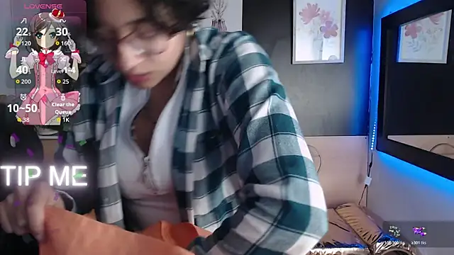 Lili Gomez  online show from October 2025 01:54:01 PM