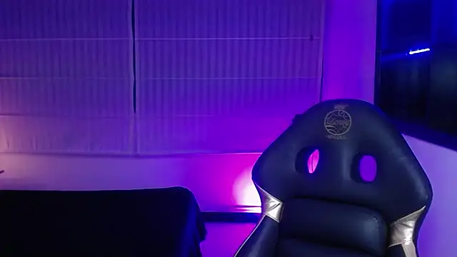 Lili Gomez  online show from November 2025 01:33:02 PM