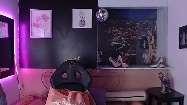 Lili Gomez  online show from October 2025 04:47:01 PM