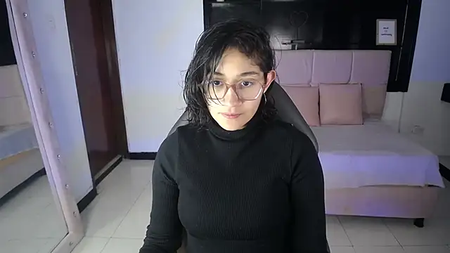 Lili Gomez  online show from September 2025 11:43:01 AM