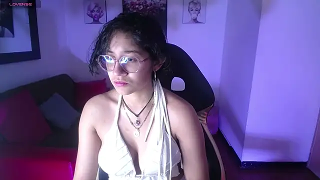 Lili Gomez  online show from September 2025 01:06:01 PM