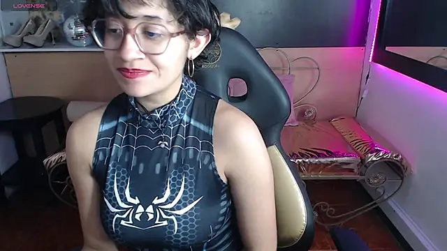 Lili Gomez  online show from October 2025 01:11:01 PM