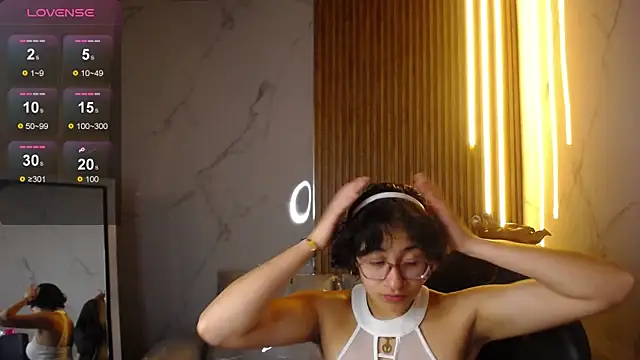 Lili Gomez  online show from November 2025 12:42:02 PM