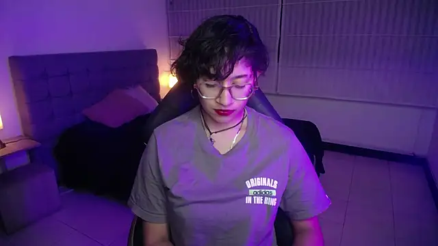 Lili Gomez  online show from October 2025 01:12:02 PM