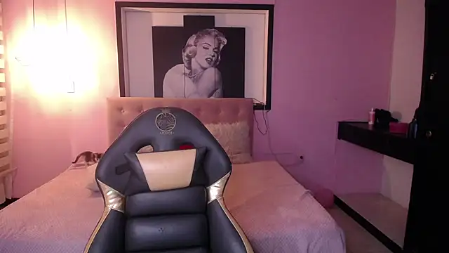 Lili Gomez  online show from November 2025 01:15:02 PM