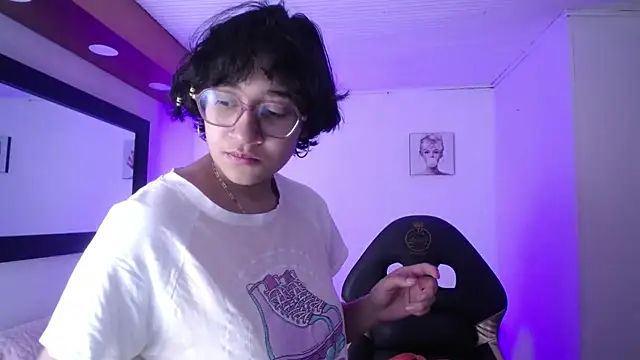 Lili Gomez  online show from November 2025 01:04:02 PM