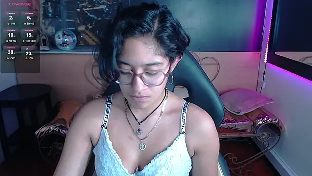Lili Gomez  online show from October 2025 01:25:01 PM