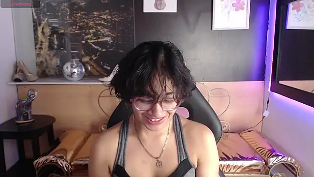 Lili Gomez  online show from October 2025 01:43:02 PM