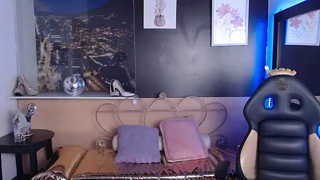 Lili Gomez  online show from October 2025 01:22:02 PM