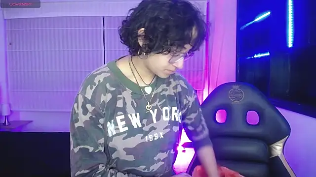 Lili Gomez  online show from November 2025 02:06:01 PM