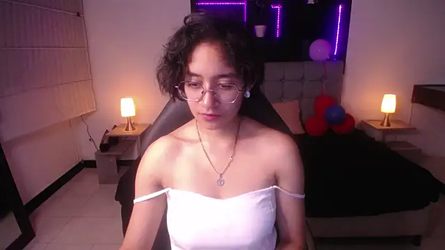 Lili Gomez  online show from March 2025 01:20:02 PM