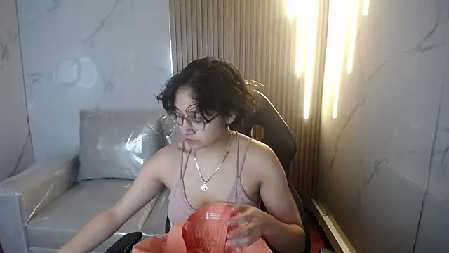 Lili Gomez  online show from November 2025 01:22:01 PM