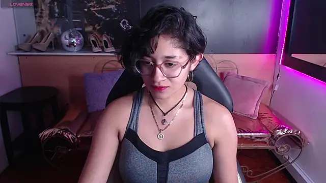 Lili Gomez  online show from October 2025 12:28:02 PM