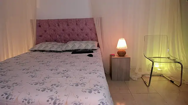 Lia Sweett  online show from November 2025 03:22:01 PM