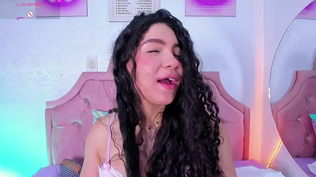 amandalee01 online show from November 2025 06:23:01 PM