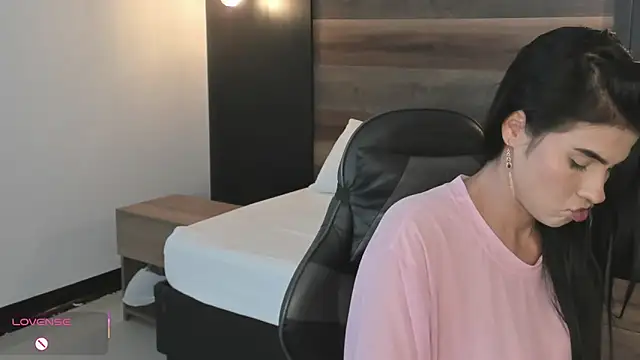 stephanya  online show from March 2026 07:08:02 PM