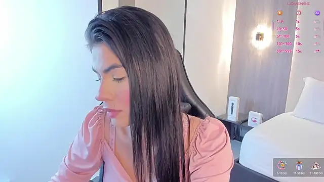 stephanya  online show from October 2025 07:33:02 PM