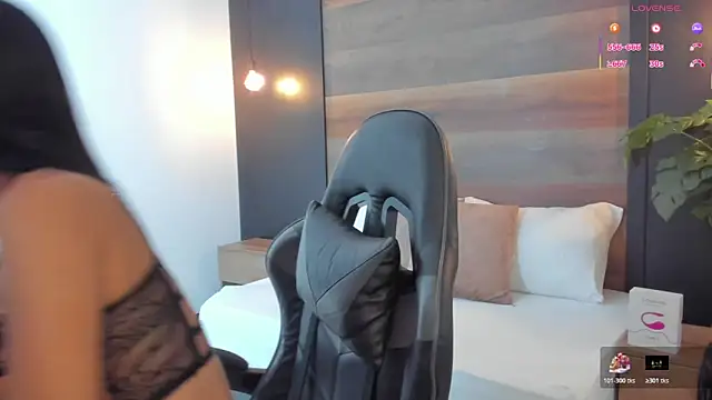 stephanya  online show from November 2025 06:57:01 PM