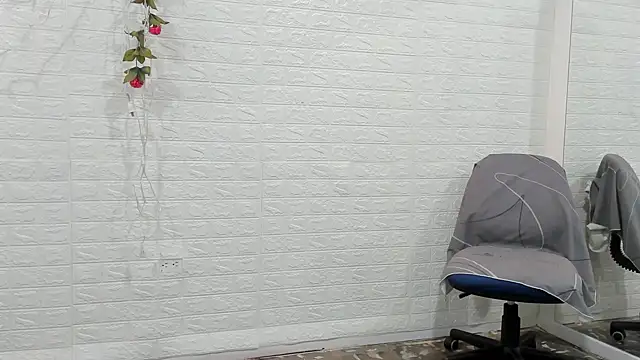 Snapshot of CHantal_33 chatting on December 2024 04:51:01 PM CHantal 33 online show from December 2024 04:51:01 PM