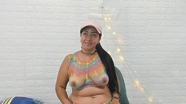 Snapshot of CHantal_33 chatting on December 2024 01:32:02 PM CHantal 33 online show from December 2024 01:32:02 PM