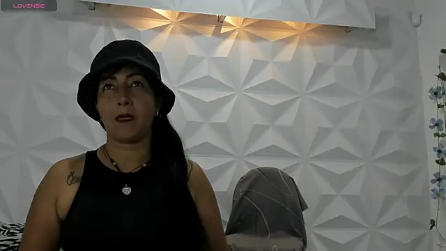 Snapshot of CHantal_33 chatting on January 2025 09:04:02 PM CHantal 33 online show from January 2025 09:04:02 PM