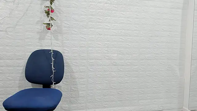 Snapshot of CHantal_33 chatting on December 2024 06:16:02 PM CHantal 33 online show from December 2024 06:16:02 PM