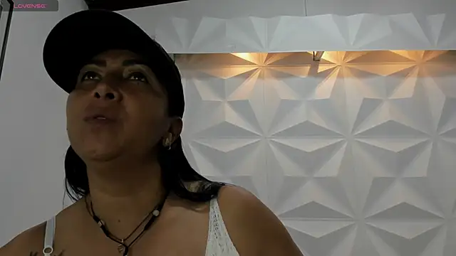 Snapshot of CHantal_33 chatting on January 2025 05:59:02 PM CHantal 33 online show from January 2025 05:59:02 PM