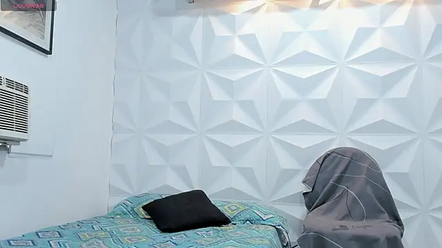 Snapshot of CHantal_33 chatting on January 2025 04:32:02 PM CHantal 33 online show from January 2025 04:32:02 PM