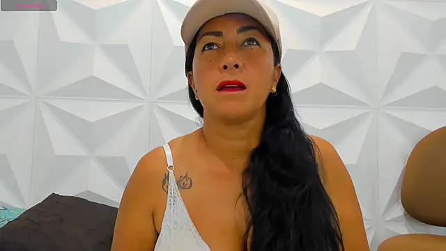 Snapshot of CHantal_33 chatting on January 2025 11:06:01 PM CHantal 33 online show from January 2025 11:06:01 PM